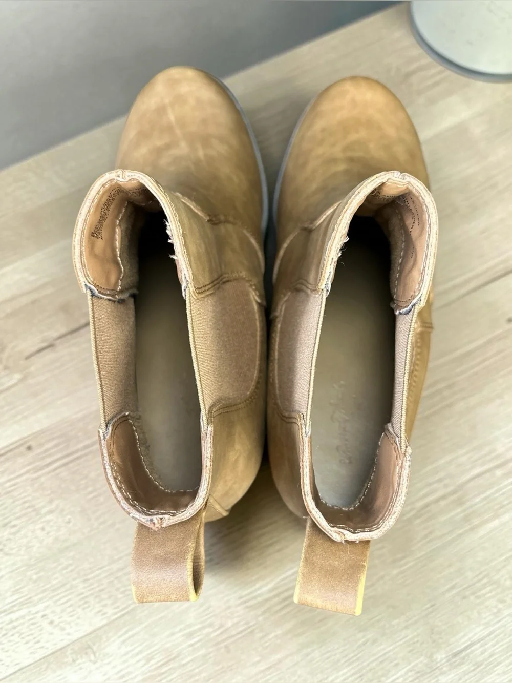 Universal Thread Tan Wedge Chelsea Ankle Boots Women Size 6